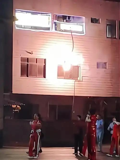 广场舞噪音扰民起冲突，居民放鞭炮回击引热议
2025年11月23日，重庆某居民区