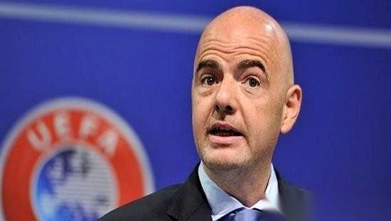 国际足联这次在转播权谈判桌上，算是结结实实踢到了钢板。一边是央视，另一边是印度，