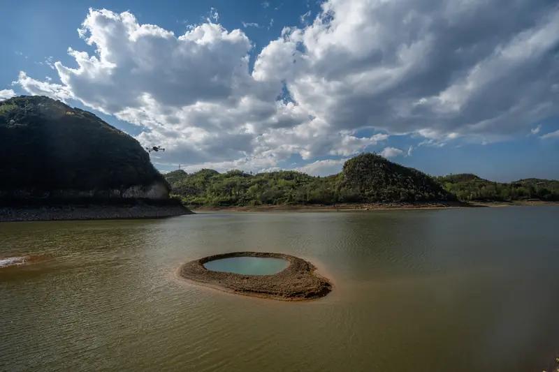 科学家在黑洞附近发现巨型水库，这消息简直惊掉下巴！140万亿倍地球海洋总量的水，