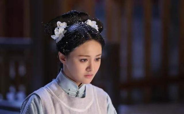 1685年前，康熙来到御花园，看见一个宫女在堆雪人，便对身边的太监说：“这女孩真