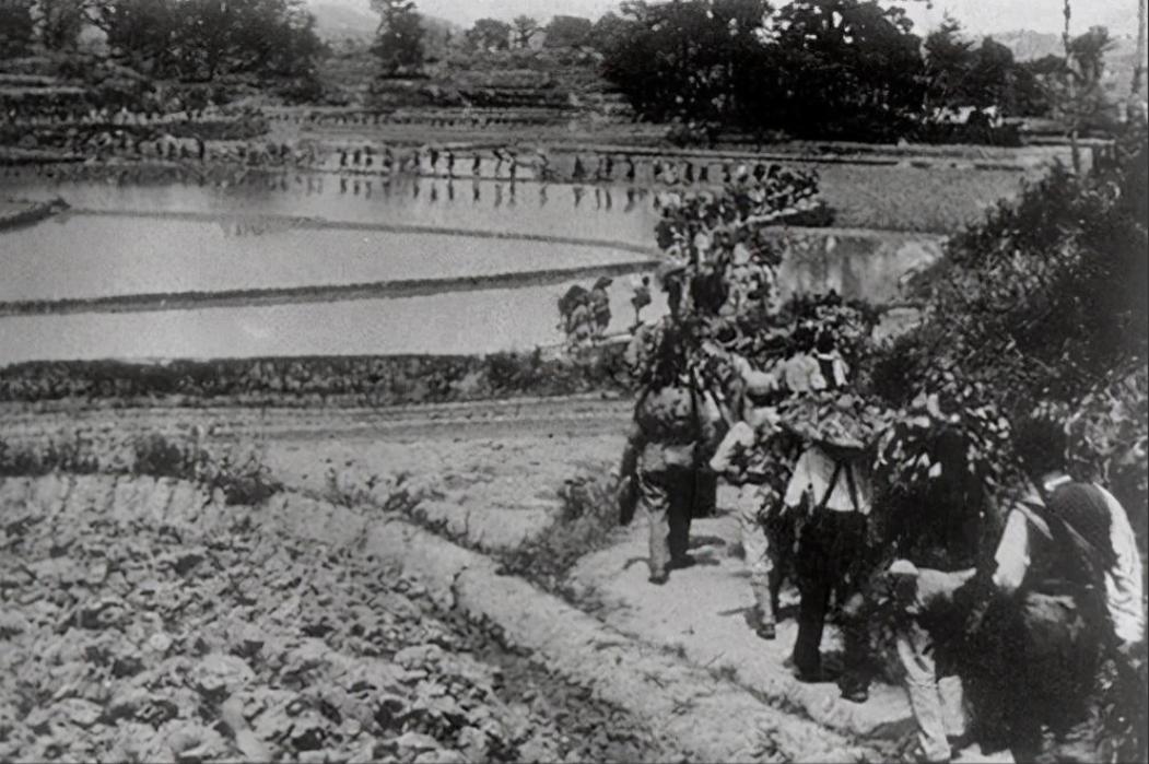 抗战中，两万日军突袭新四军第5师，李先念率部突围，即将冲出包围圈时，后面一阵枪响