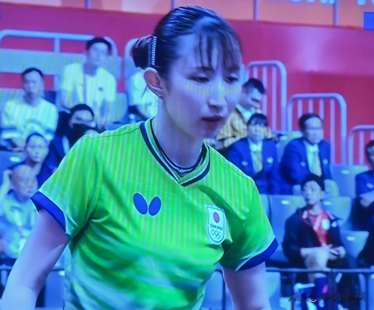 孙颖莎连赢两局之后，第三局遭到了早田希娜的顽强缠斗和凶悍搏杀，各种失误偏多，5-