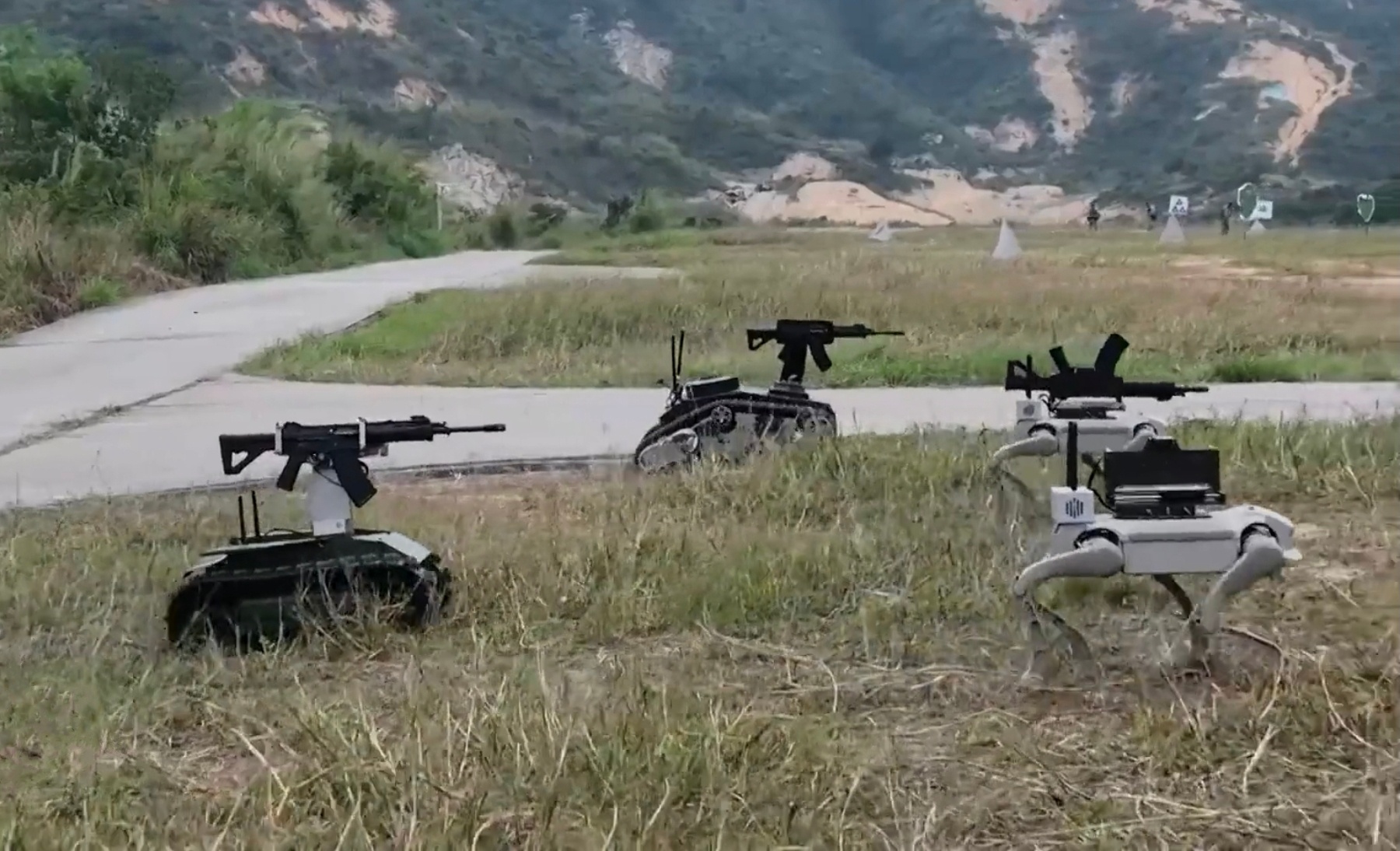 驻港🇭🇰部队在演训中使用的无人作战平台，现在一线各单位上镜基本都整点这玩意儿
