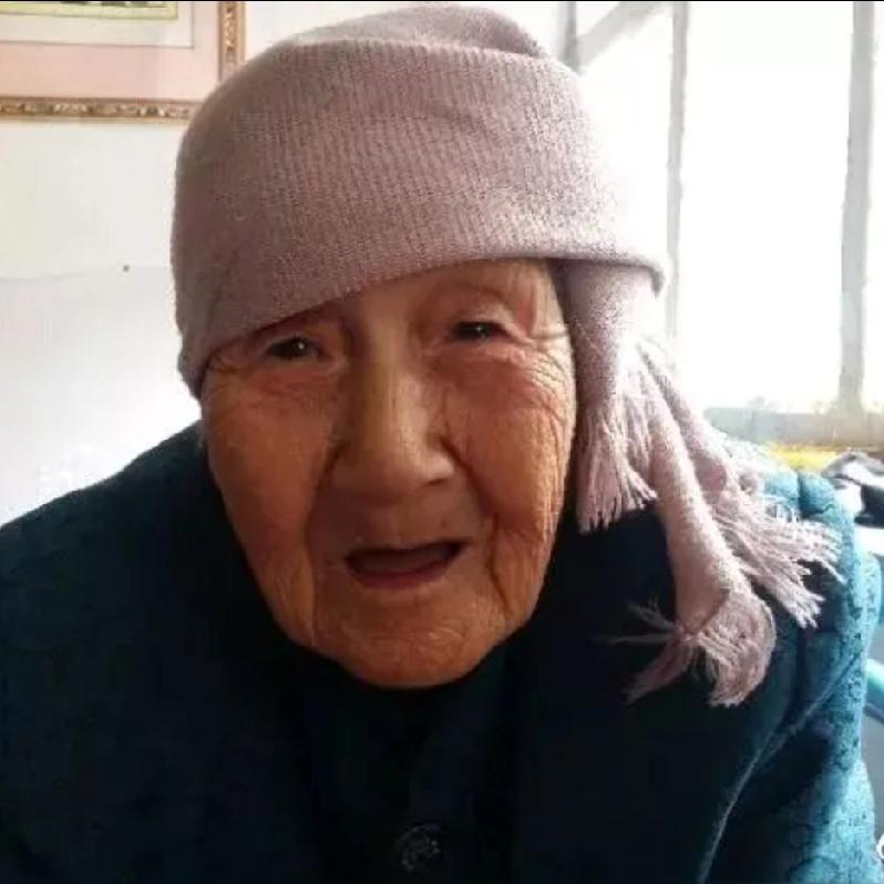 表面上看，
曹奶奶离开我们是因为阿尔茨海默病，
但实际上，真正打动千万网友的，是