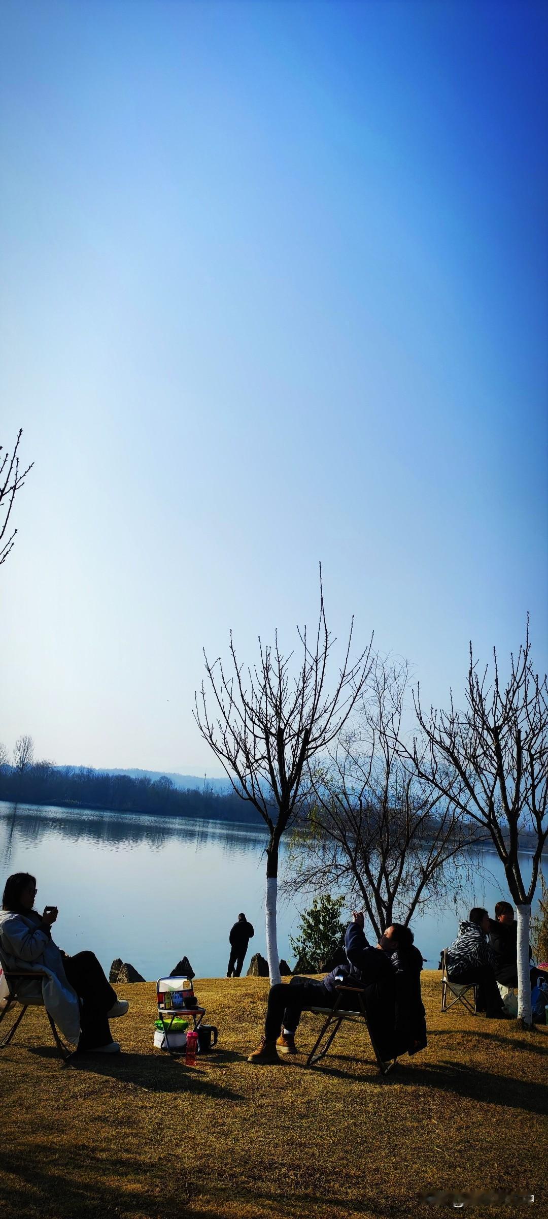 晒图笔记大赛又是一个万里无云的晴天，人们聚集在汉江湿地公园里的岸边草坪上。喝茶发