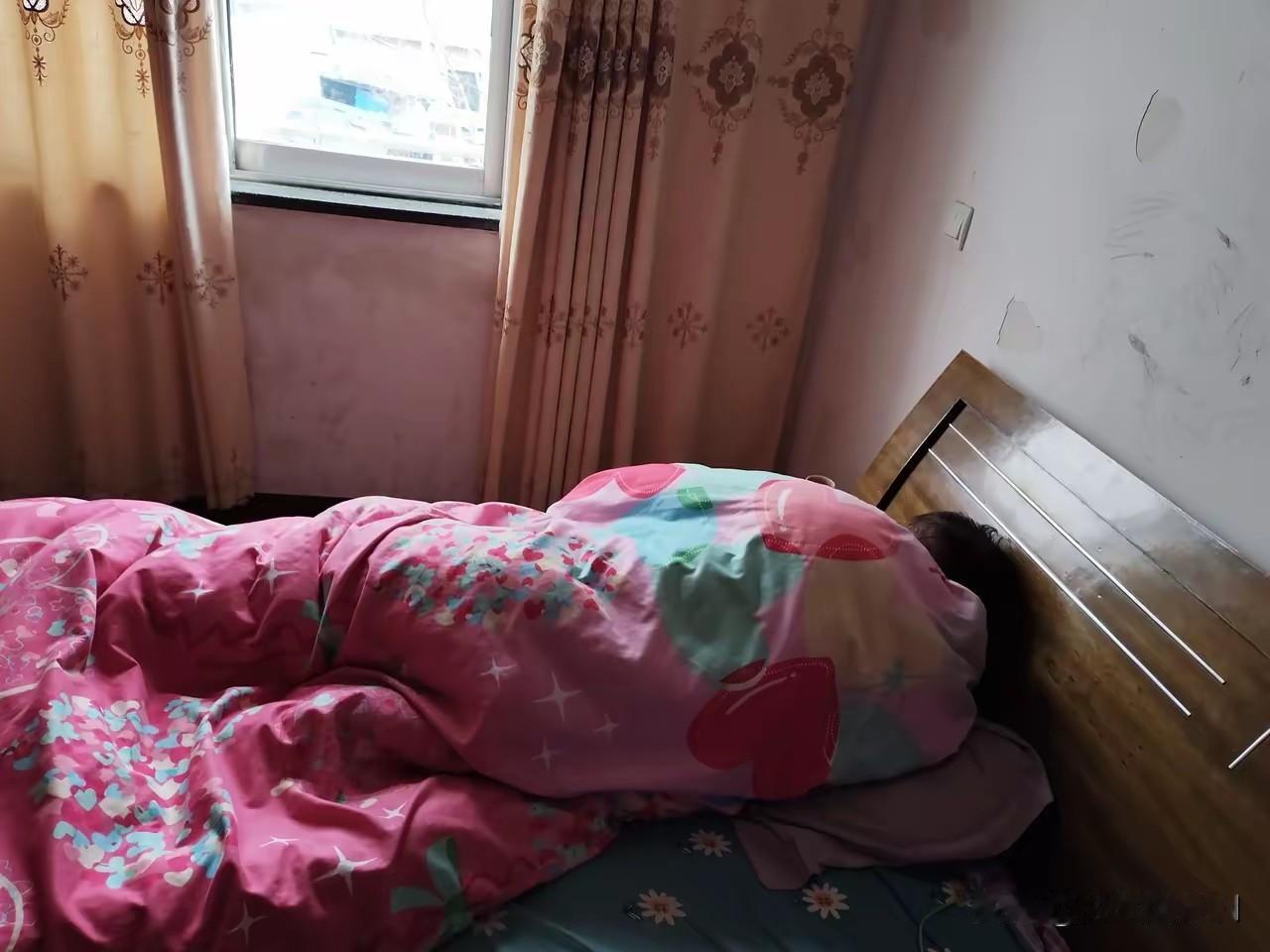 人活着，各有各的活法，老话都说鸭子不撒尿，各有各的出路。
我们小区里就有这么一个