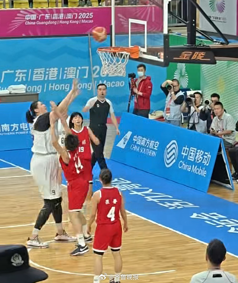 【张子宇31分，山东U18女篮96：73轻取江苏摘金】11月13日晚，第十五届全