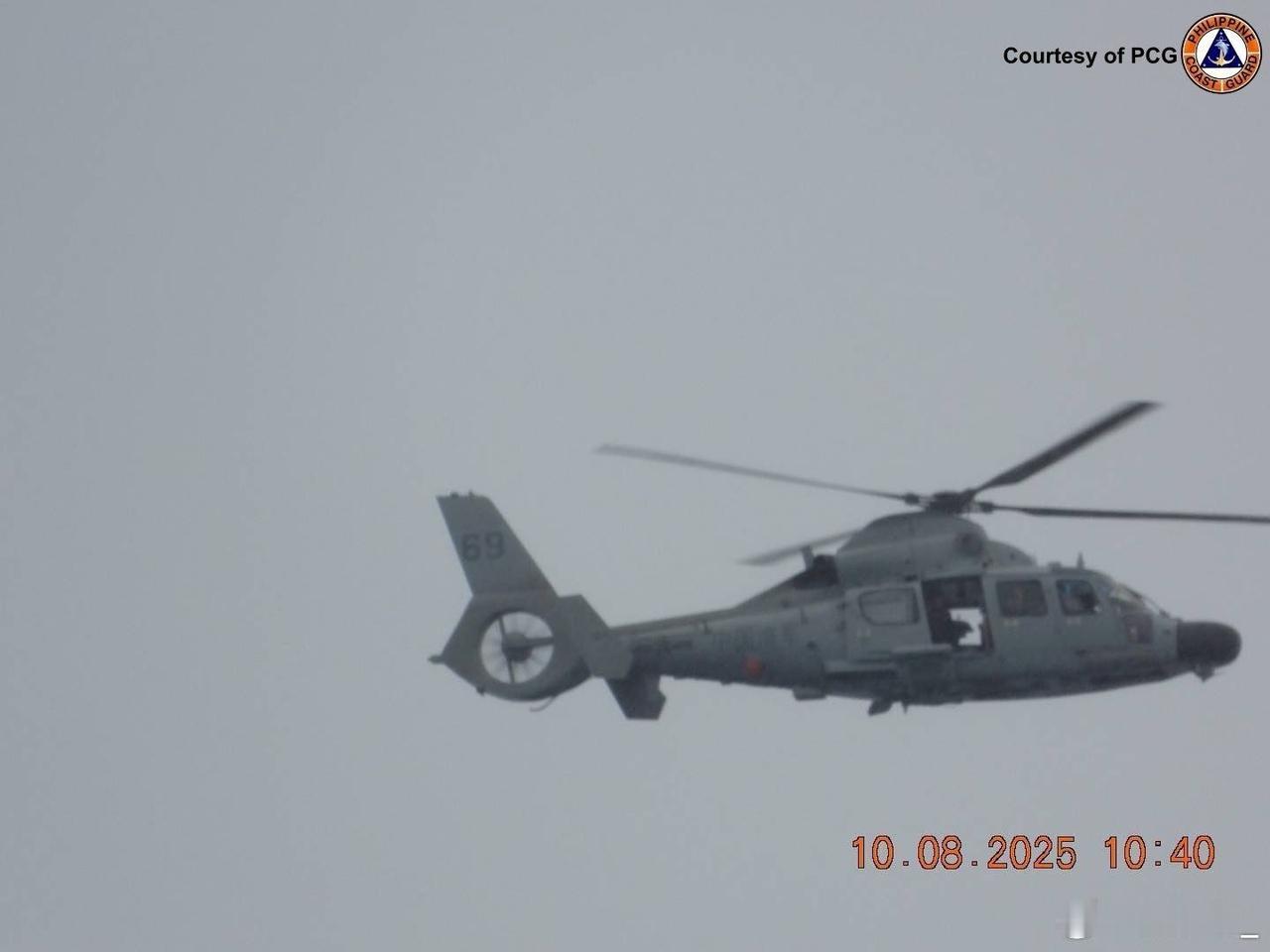 10月8日中国海军Z-9F型反潜直升机在仙宾礁方向监视菲船动向。菲船的活动均在岛