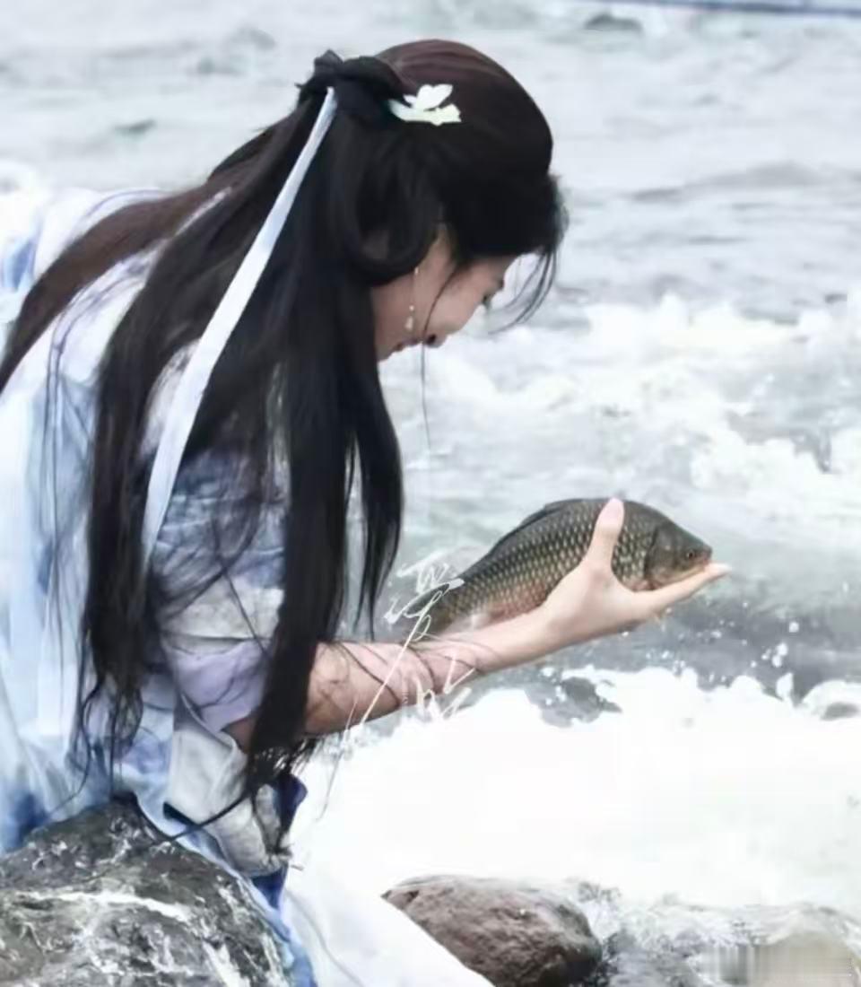 卢昱晓抓鱼卢昱晓抓鱼也这么美！卢昱晓抓鱼也这么美