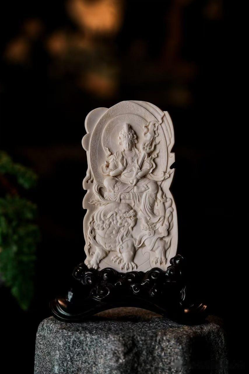 静观一尊文殊，最动人的并非华丽，而是那份沉稳而清明的气度。

以温润细腻的猛犸材