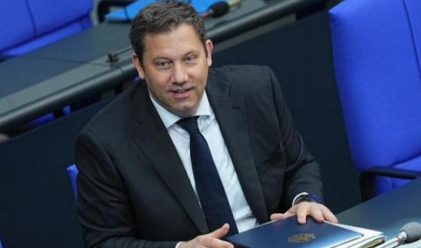 德国财长拜尔说了两句狠话，第一句是 “我们不要中国垃圾！” 第二句是，“德国决不