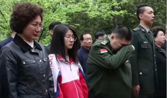 新宇将军哭了，我也哭了，想起教员艰难受罪的一生，能不哭吗？教员一生，太难了！但他