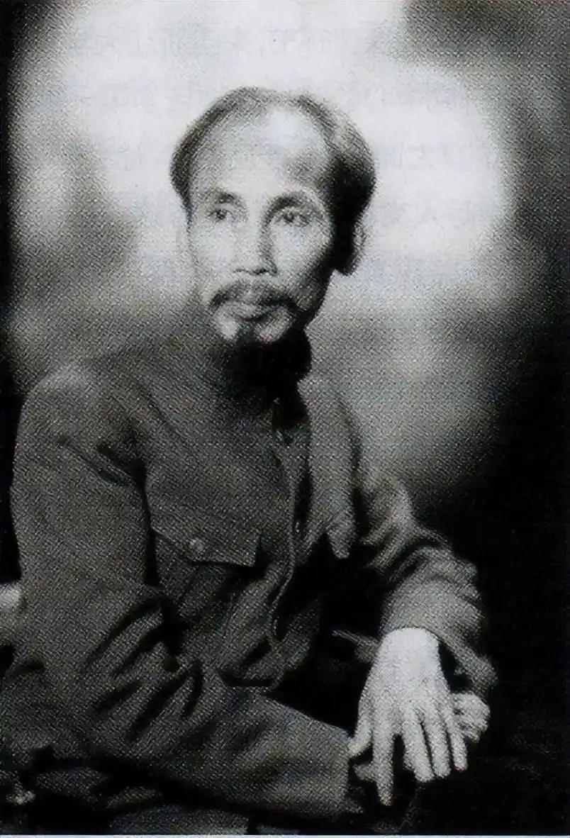 1960年，胡志明来北京见毛主席。

两个老朋友，坐下来叙旧。

胡志明说着说着