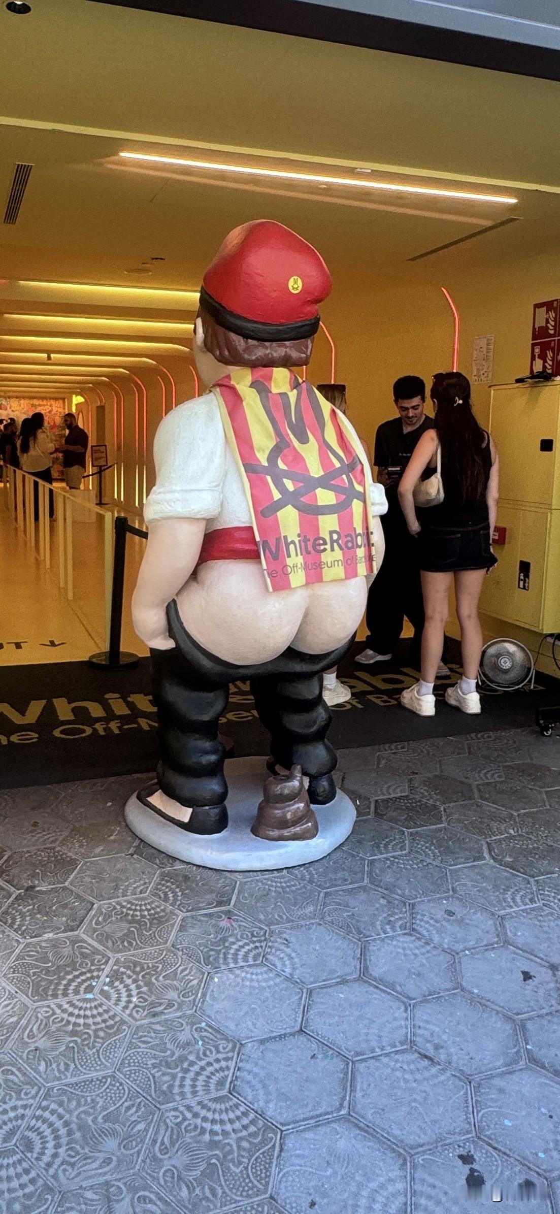 男人拉便便雕塑也能成为街头风景，照片拍于西班牙首都马德里。

摆在白兔另类美术馆