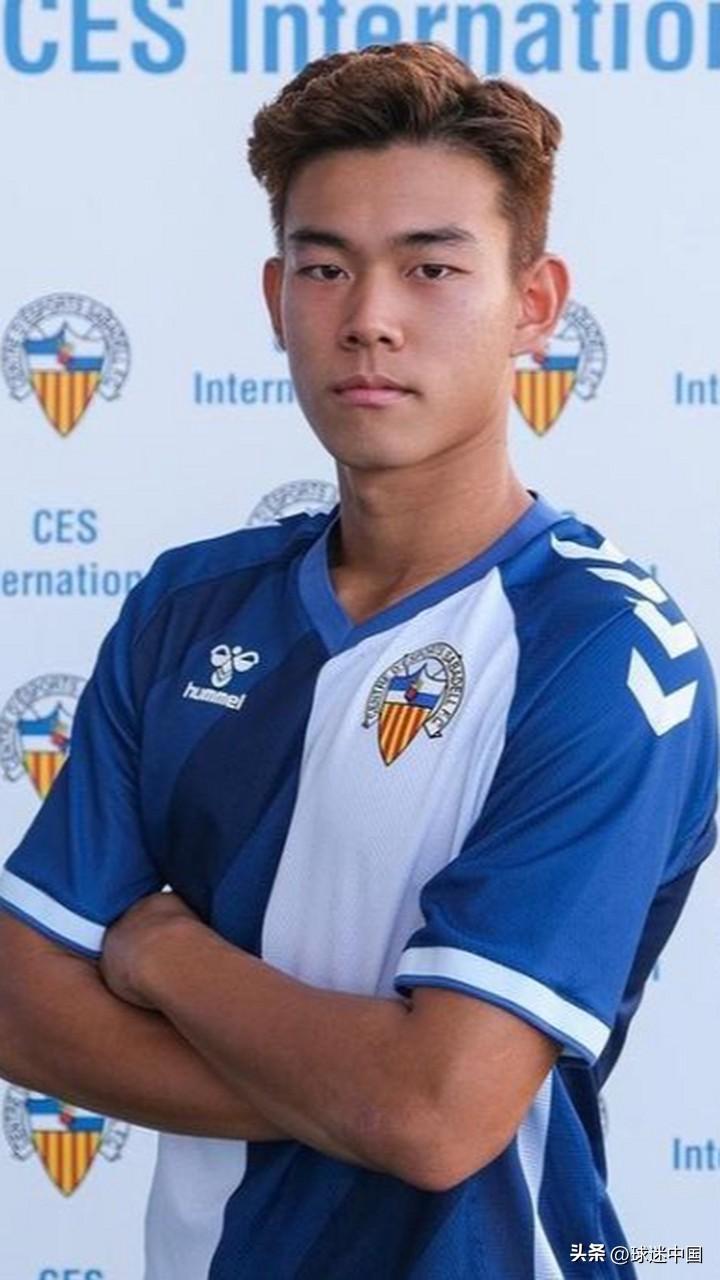 何小珂曾是鲁能足校的“学霸”与“金靴”，绰号“何三百”。然而，回国后的职业道路却