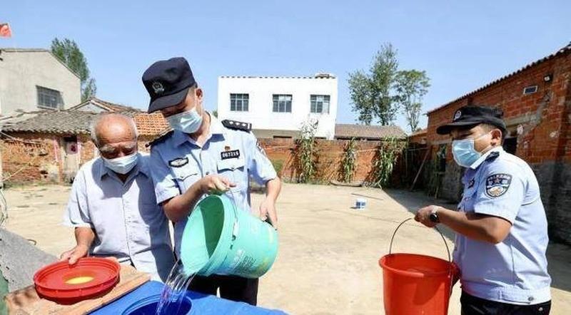 据报道，12岁少年委托警务站民警看管自行车,回来放下水就跑,人民日报微博也关注并