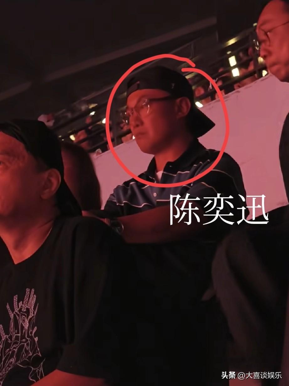 我敢打赌，这是陈奕迅最后一次看单依纯演唱会，她肯定不知道陈奕迅和李荣浩是好朋友吧