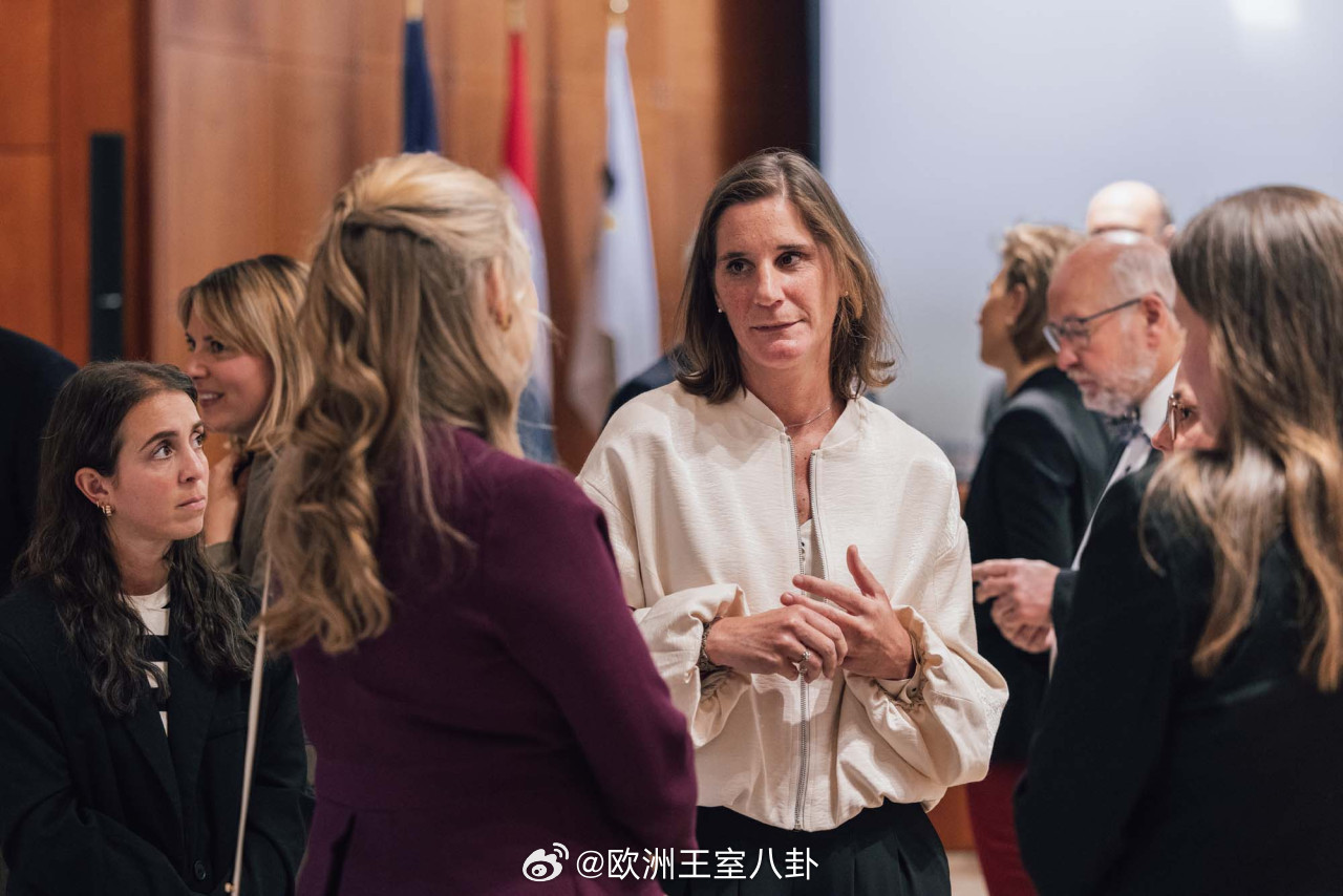 5.18 卢森堡大公夫人斯蒂芬妮参加红十字会会议 