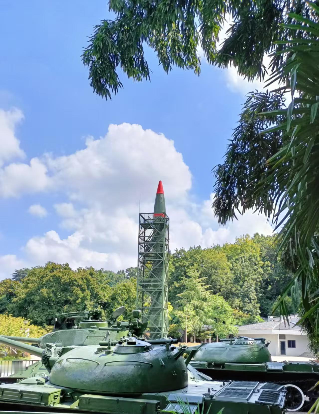 今天，是东风5号洲际导弹成功发射46周年纪念日
1980年，我们刚入伍的时候，在