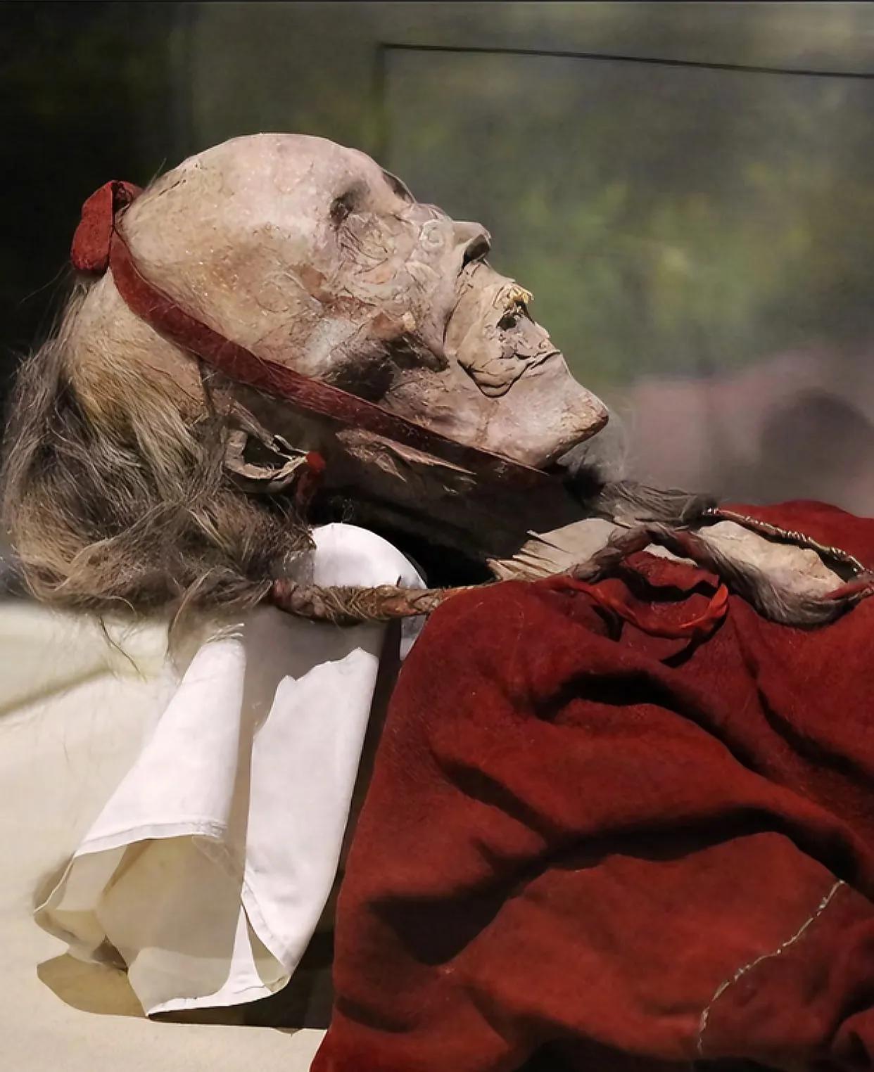 天哪！这是2700年前的女尸，现在看起来还是这么精致！

看她的骨相很立体，细长