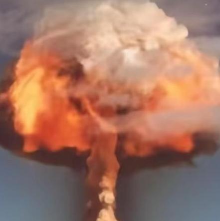 一旦中国动用“核武器”对日本本土实施打击，那么等着中国的将会是来自于半数幸存日本