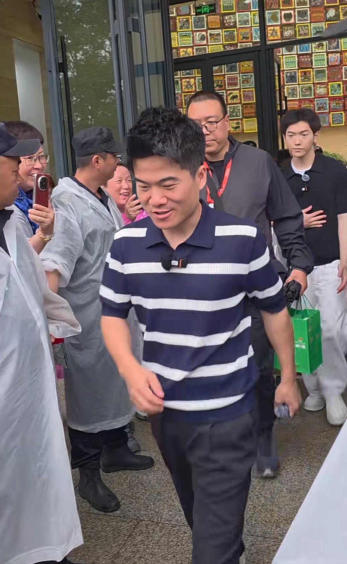 有一点我至今没弄明白，
董宇辉，他不就是个普通人吗？
混在人堆里都认不出，怎么火