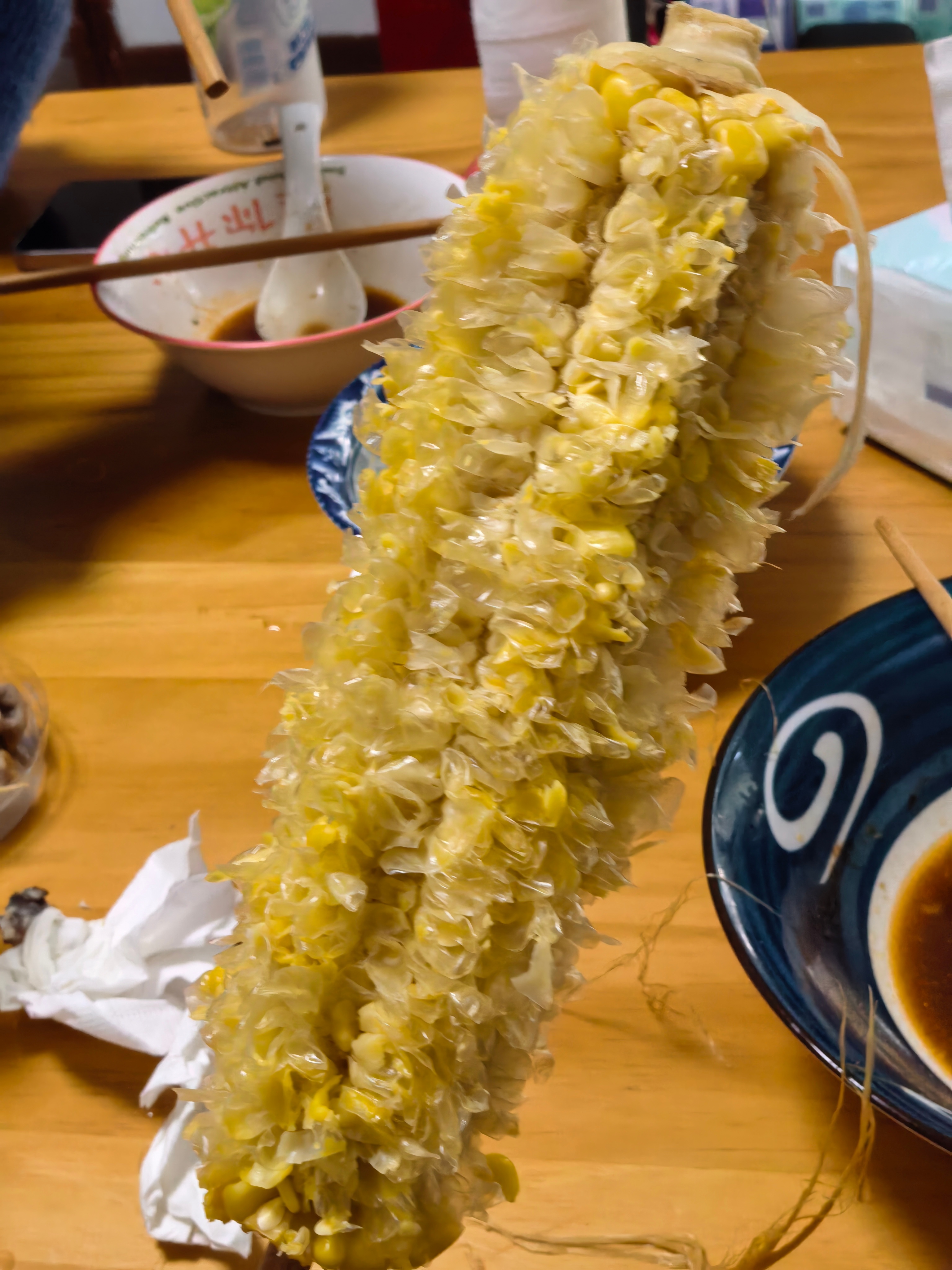啃了一根甜玉米，吃了俩鸡腿和一碗馄饨，早中饭吃完了！这个玉米太老了，必须得这样吃