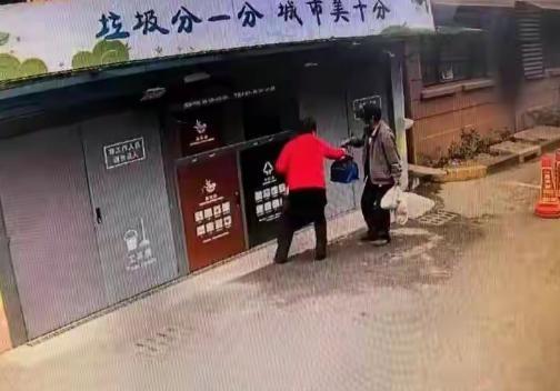 傻眼了！3月31日，上海环卫大姐垃圾站捡了个旧牛奶箱，打开一看，里面整整齐齐码着