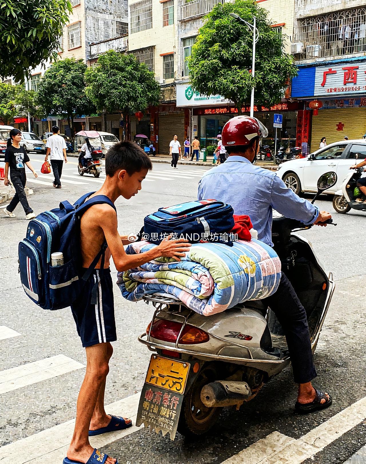 全护送进校园。该场景被网友拍下发布，引发广泛关注。
路人善举展现陌生人之间的温暖