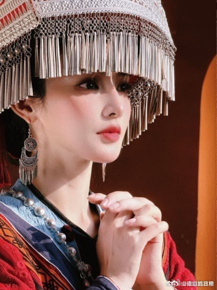 彭小苒红墙下的彝族姑娘 彭小苒把非遗穿身上 彭小苒怎么这么美呀，穿上彝族服装简直