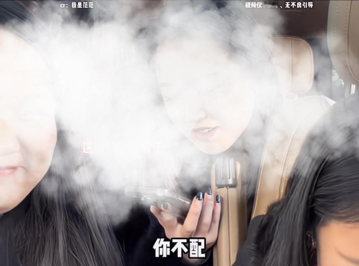 爱与不爱在此刻表达的真的很明显。
四个女生分别打电话给各自老公要1000块钱买衣