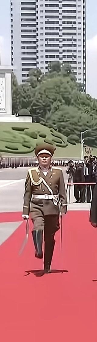 弯弯的阅兵刀
朝鲜阅兵官的刀为什么弯弯的？
