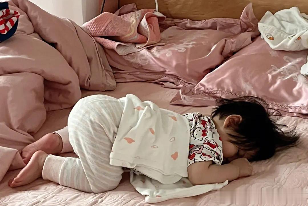【家长提问】孩子晚上睡觉老踢被子，靠着墙，还喜欢趴着睡，这是太热还是怎么了？
 