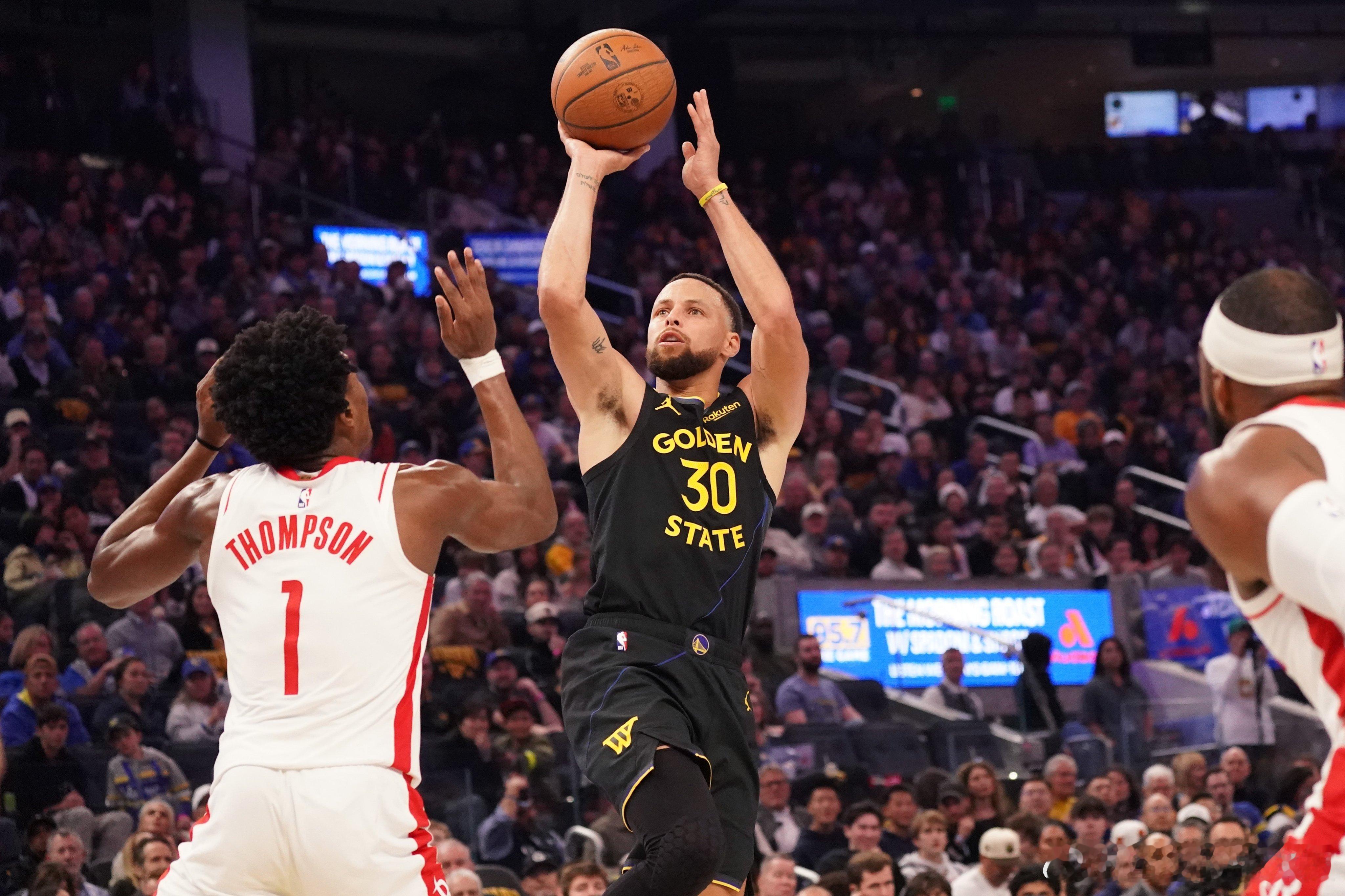 库里右大腿挫伤，将接受核磁共振检查！ 