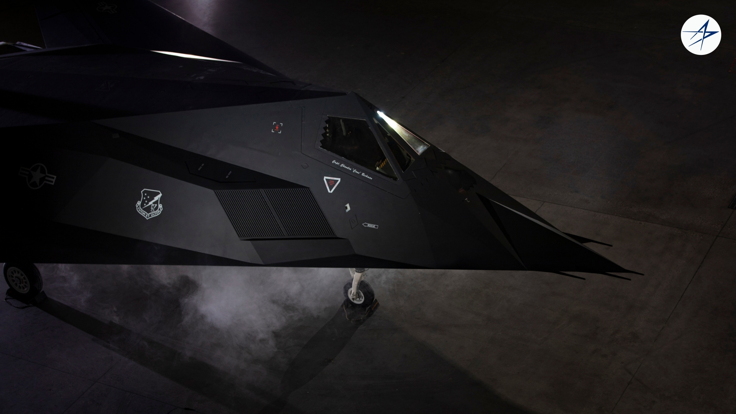 由洛克希德·马丁臭鼬工厂团队修复的F-117A 85-0818 “超能者”，已在