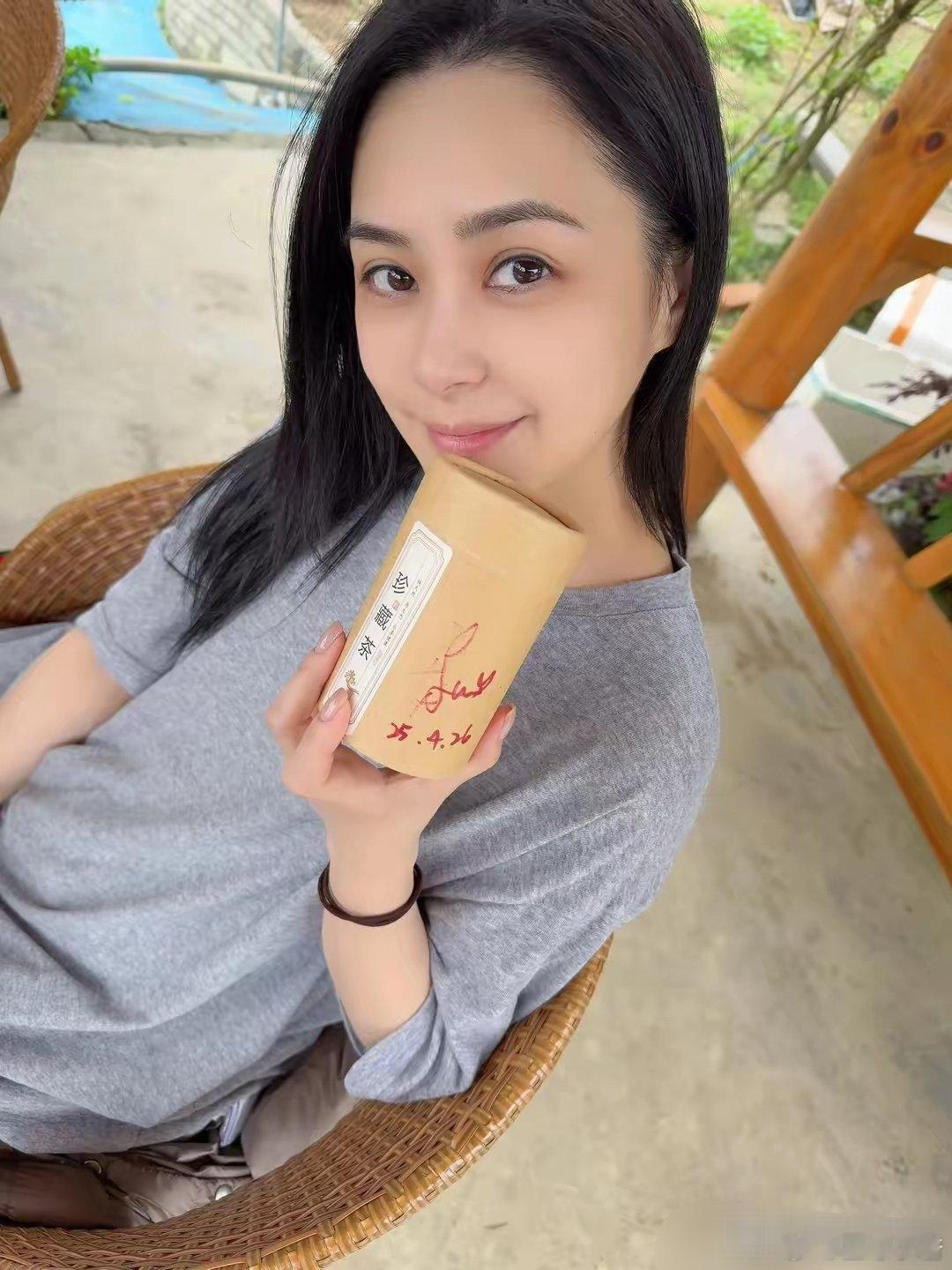 阿娇钟欣潼带小狗Kuma旅游，吃美食采茶叶好惬意，素颜出行接地气 ​​​