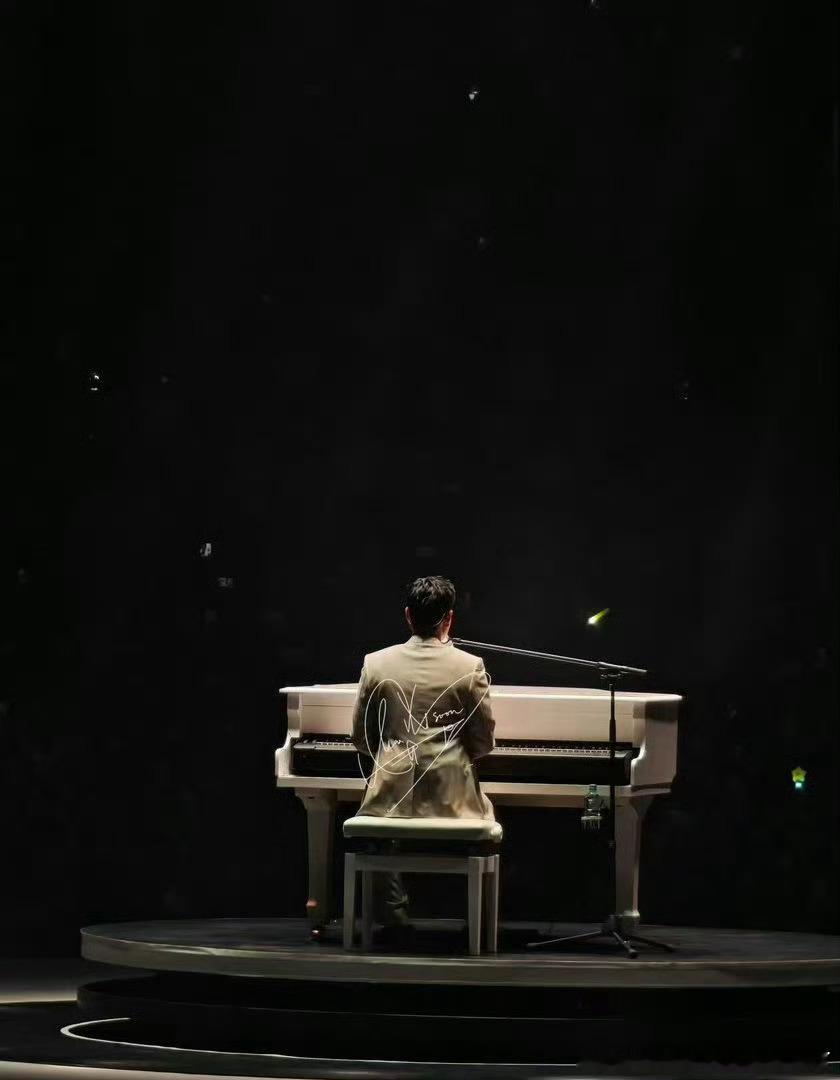 周兴哲重编永不失联的爱坐拥多首爆款歌曲的周兴哲，官宣在华为发布会开启老歌新编，依