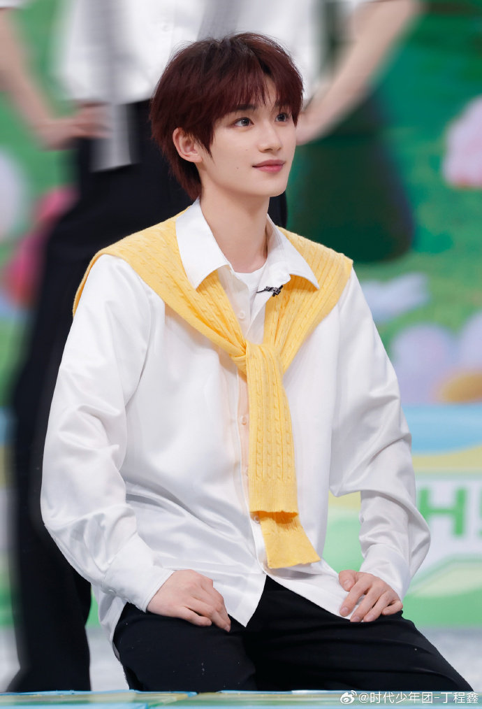 丁程鑫红丝绒西装 丁程鑫红丝绒西装，丁程鑫你好星期六剧照，红丝绒西装&白衬衫lo