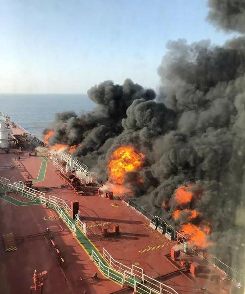 这可能就是被神根卫队击中的美国驱逐舰。韩国确认霍尔木兹海峡内一韩船只爆炸起火。