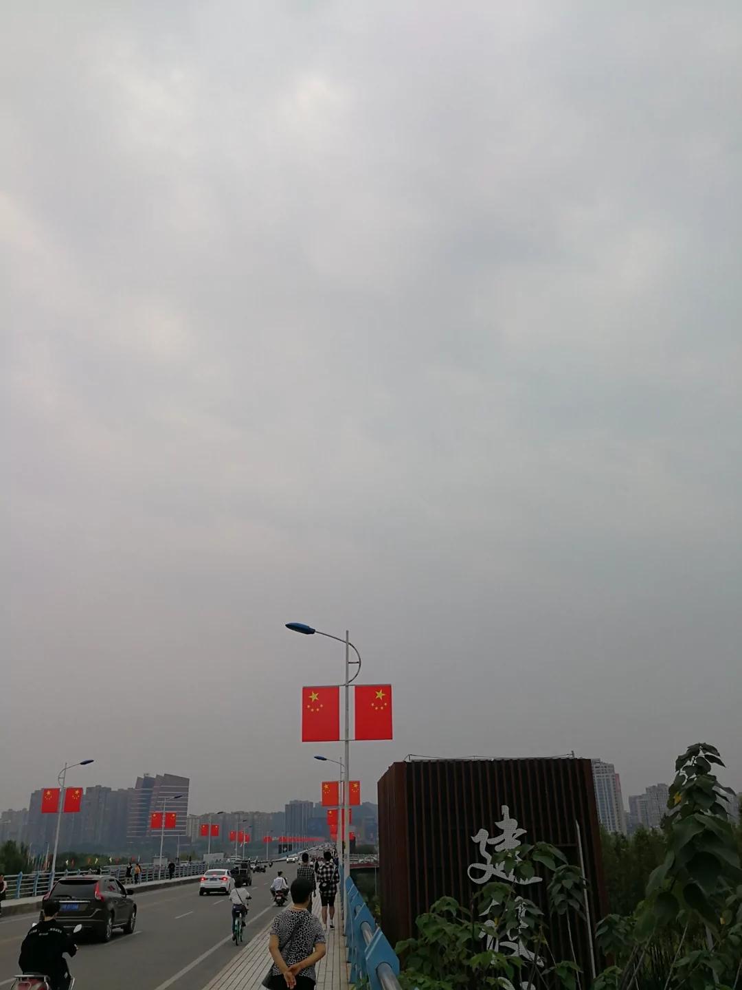 站在桥头，一片红色映入眼帘，庄严、壮观、喜庆，红红火火，满心欢喜，自豪感油然而生