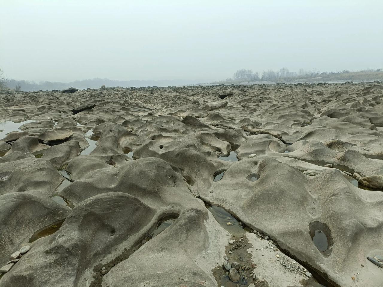 江油有个怪石滩！沿绵江路向江油方向走，大致在离与塔九路交叉路口处，有一个中河村。