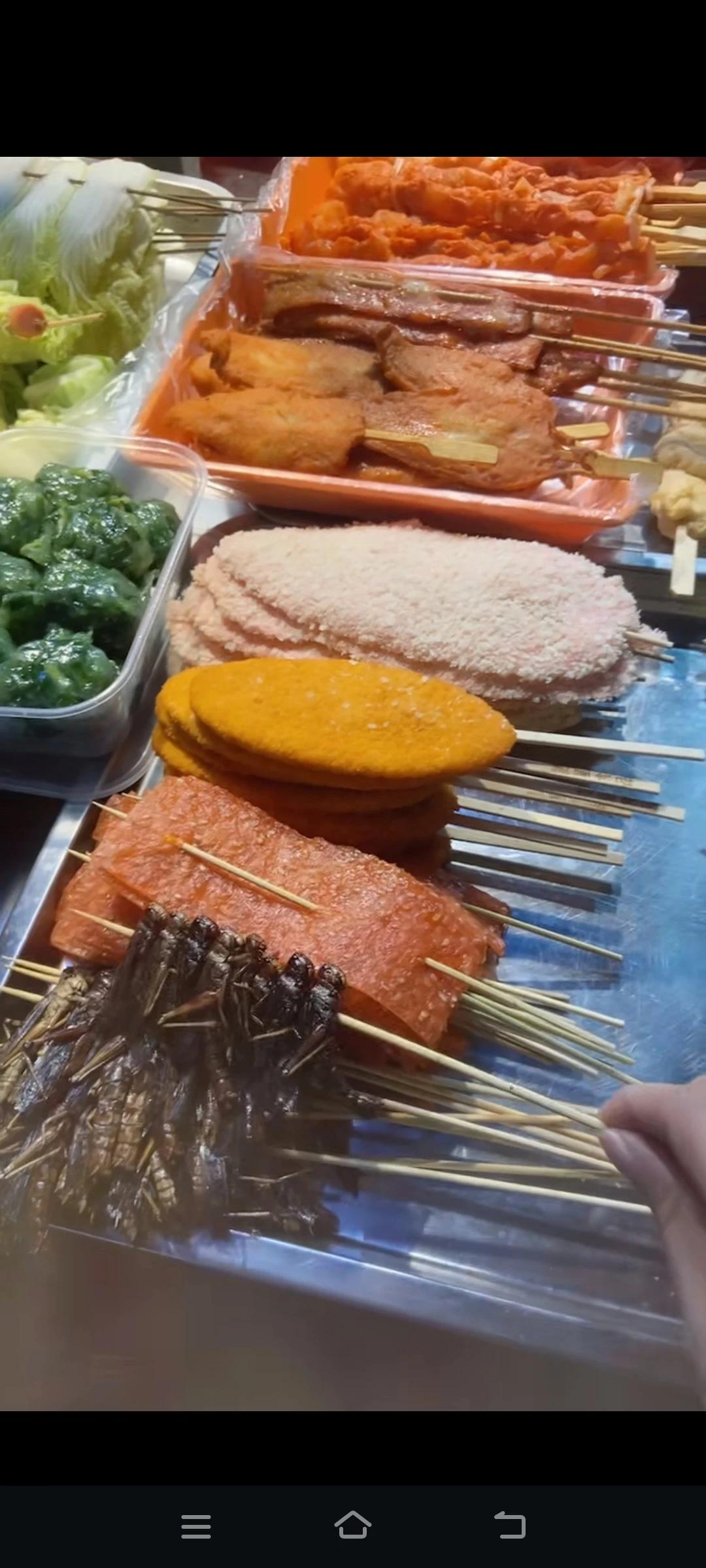 今天晚上，表妹过来玩，说想吃烧烤，来到烧烤店，进去就看到一串串那种虫样的东西，吓