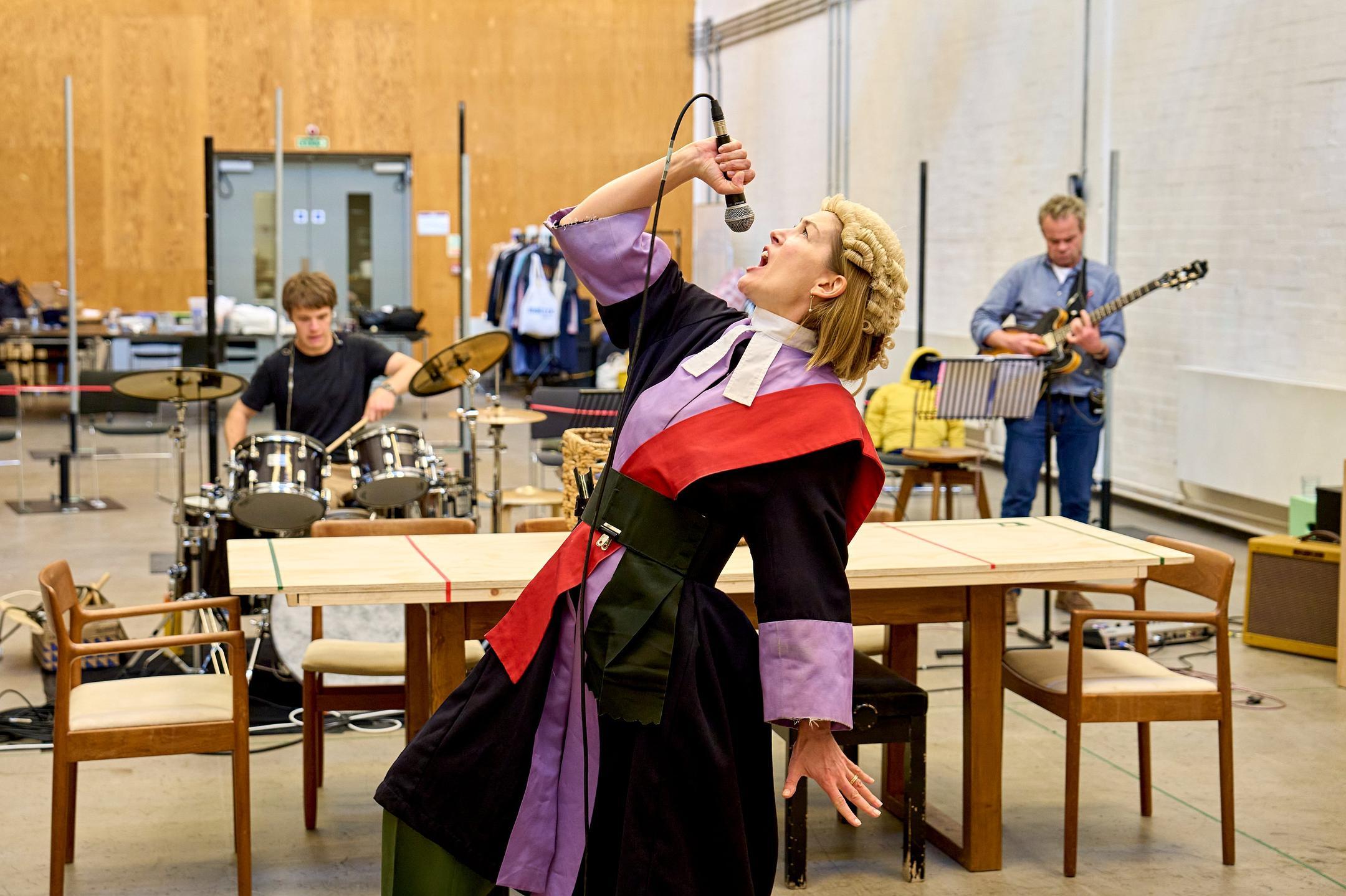 非穷尽列举（2026）一部“全民必看”的电影，和去年同一主创团队（苏茜·米勒编剧