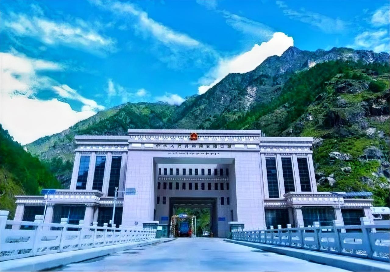 图为灾害来临之前的西藏吉隆口岸。被誉为珠峰后花园，群山巍峨，河谷葱郁。

它屹立