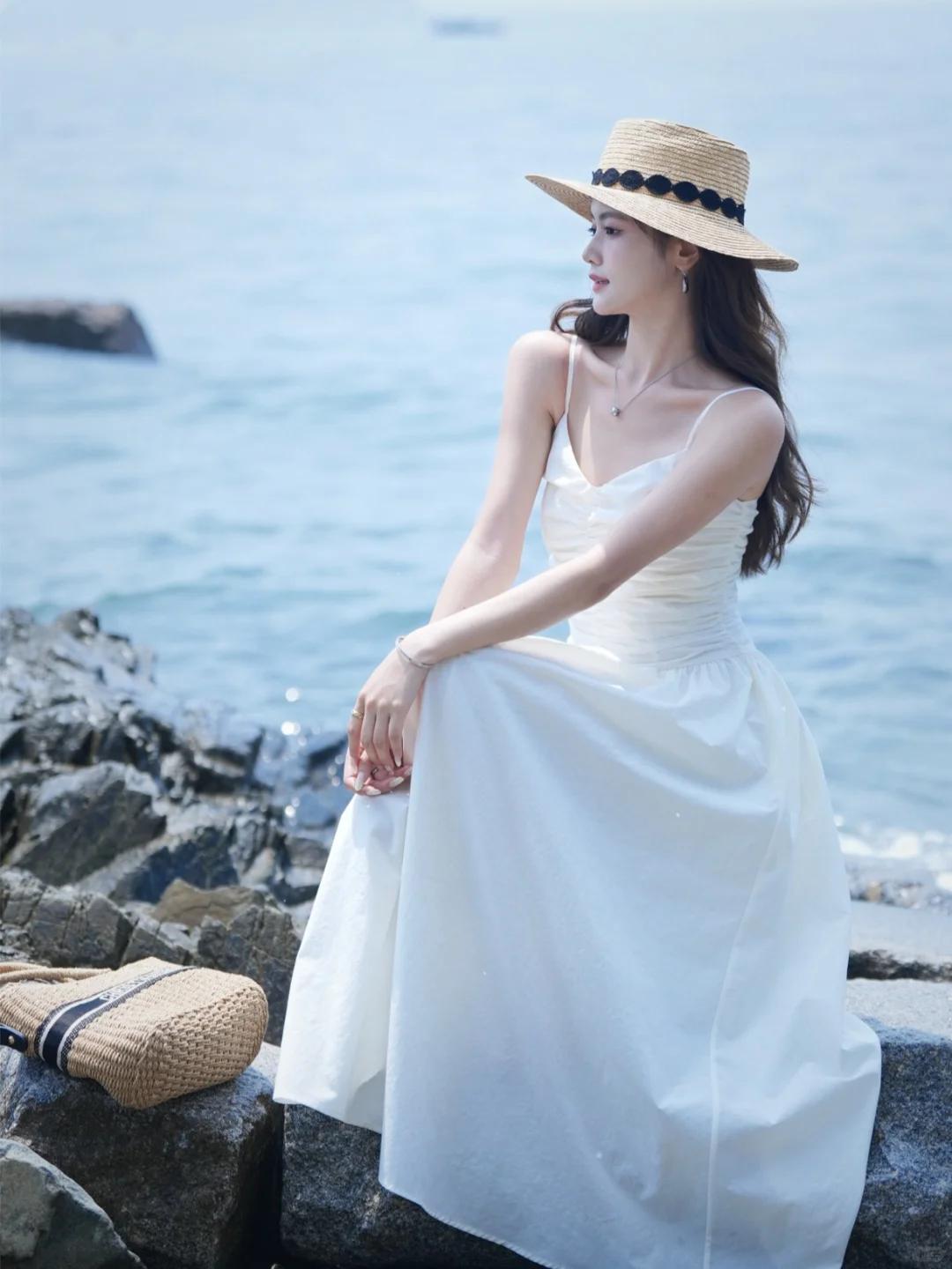 #夏日生活打卡季#👗白裙翩翩，夏日里的纯净之恋✨
当夏日的阳光洒落，一袭白裙便