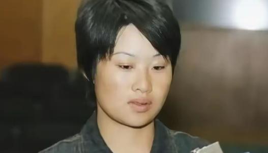 2003年9月10日凌晨，北京某饭店女服务员宿舍内，19岁的服务员吴金艳用一把水