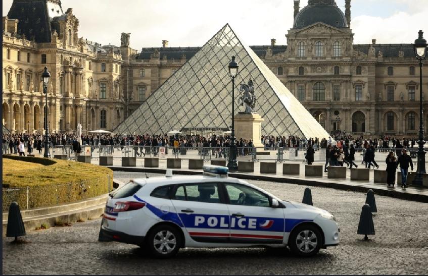 法国两名警察被控强奸一名被拘留的年轻女子，其中一名嫌犯还用手机拍摄了强奸过程。