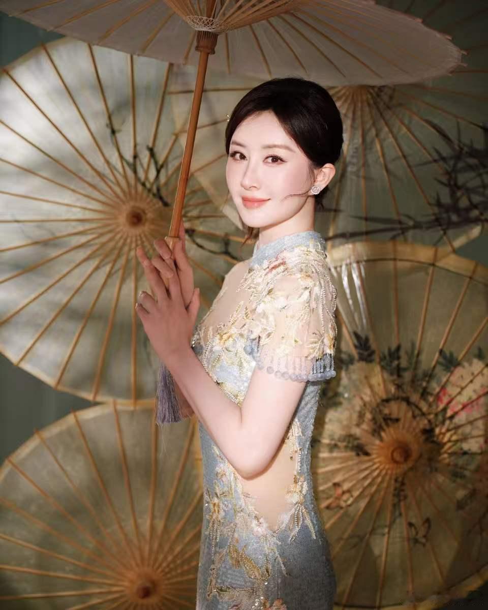 舒畅扛住了央视镜头舒畅国风旗袍果然好骨相不惧高清怼脸，舒畅国风旗袍亮相央视，身段