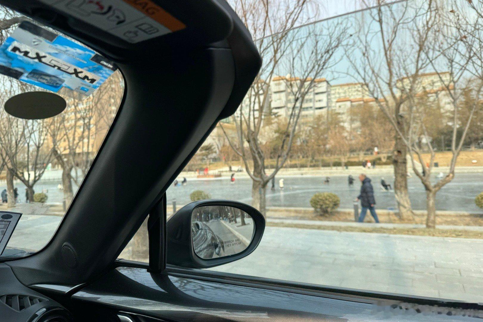 亮马河冻的贼结实，上面全是玩冰的人，这感觉真好，特别像小时候的感觉（虽然小时候冬