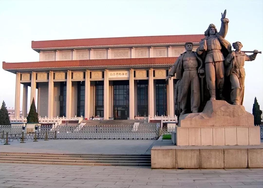 毛主席纪念堂是包括普通群众和政府机关人员在内的全体中国人民怀念毛主席的重要而神圣